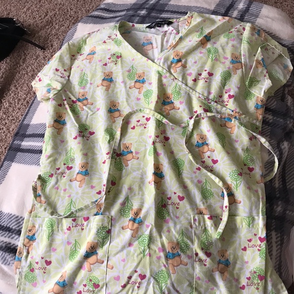 Assorted scrub tops - Picture 4 of 4